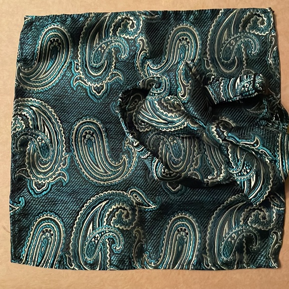 Silk Bow tie & Pocket Square - Picture 2 of 3